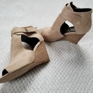 CCOCCI size 8.5 Avery booties stone color boots